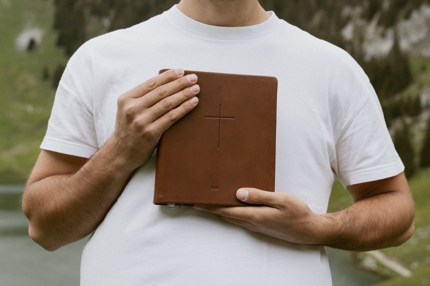 Bibel mit Kreuz