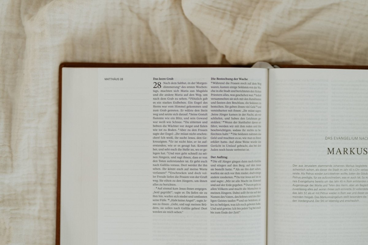 Bibel aufgeschlagen mit Notizen - Sconi Bibel