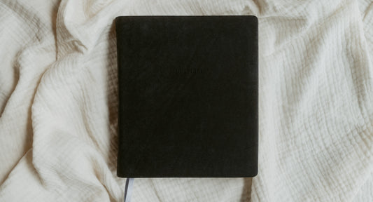 Die "schwarze Wildleder" Bibel. - Sconi Bibel