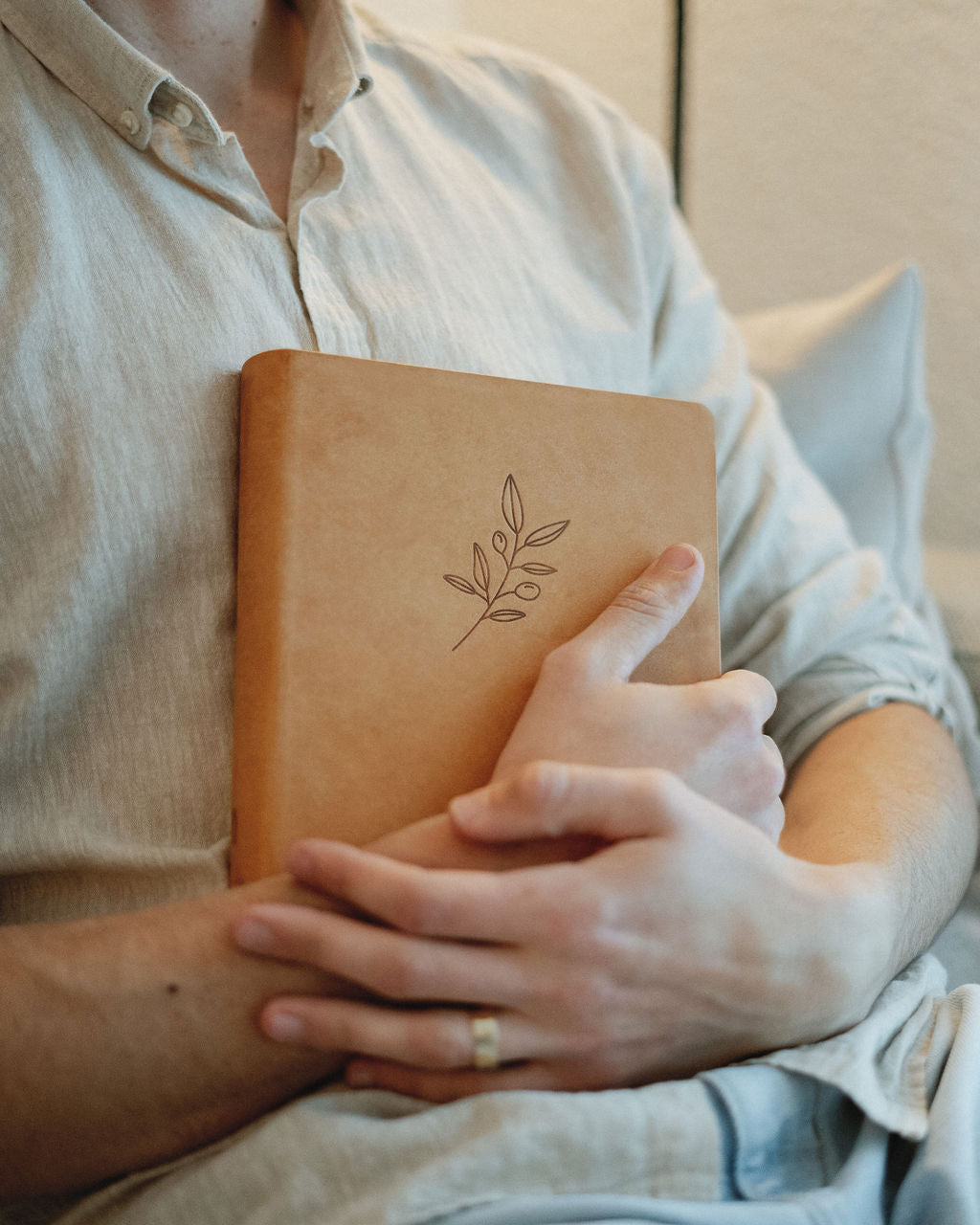 Bibel mit Olivenzweig