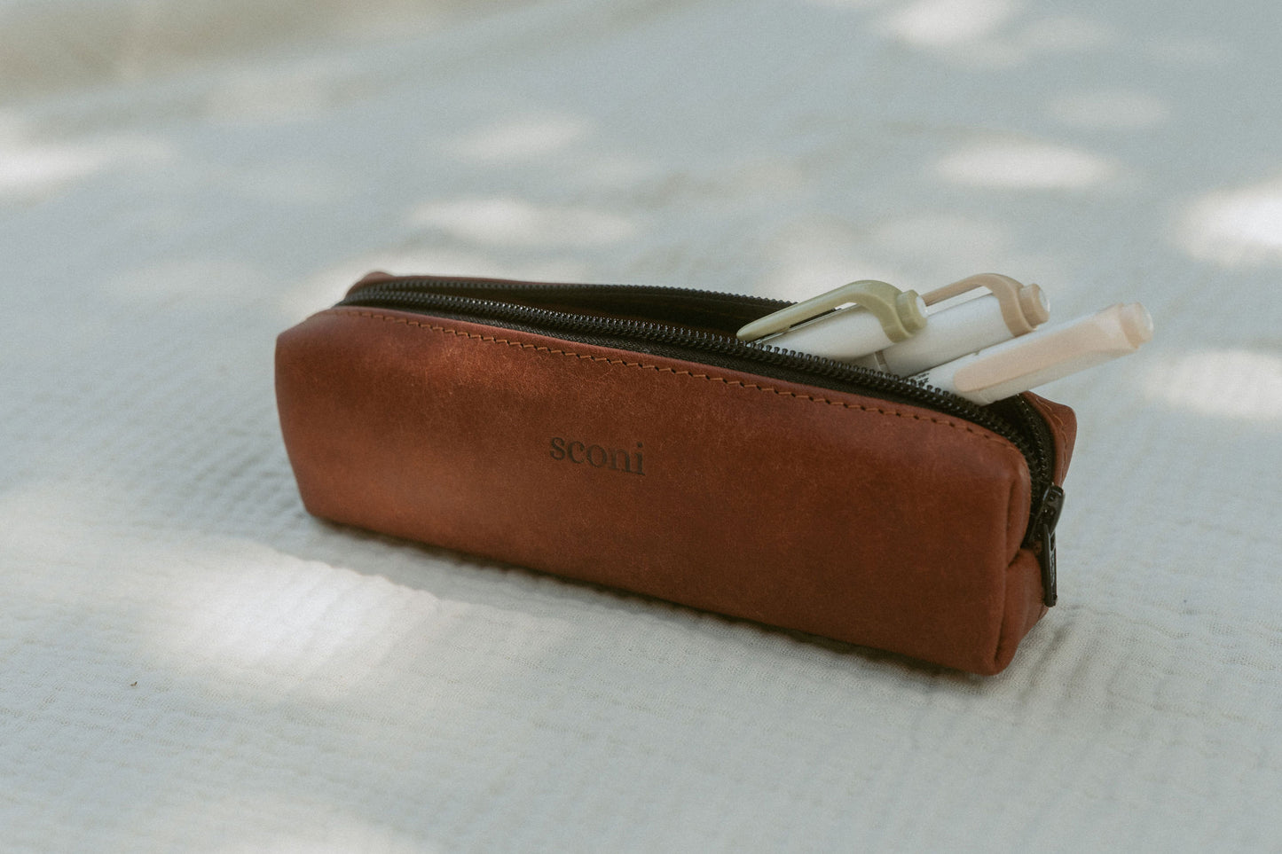 Wildleder-Etui mit Sconi-Prägung