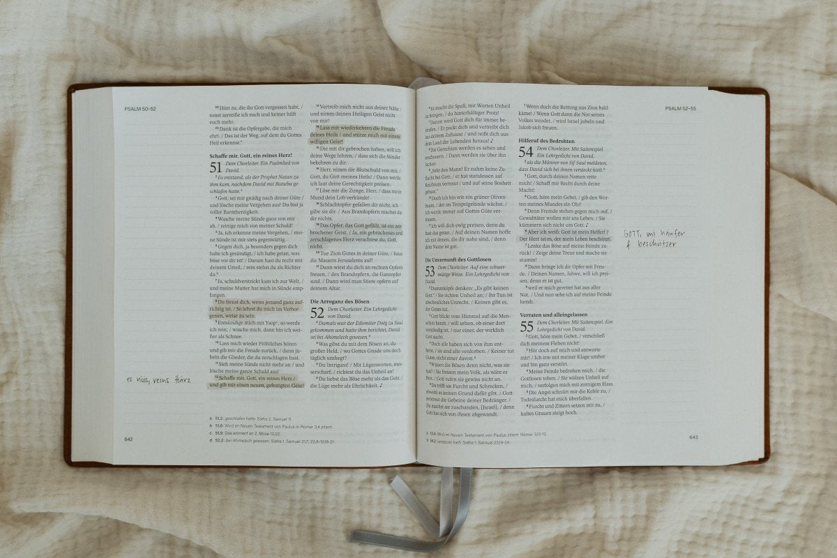 Bibel aufgeschlagen mit Notizen - Sconi Bibel