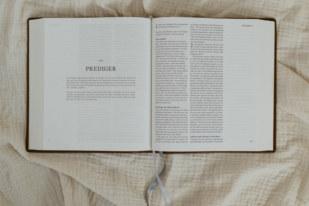 Bibel aufgeschlagen mit Notizen - Sconi Bibel