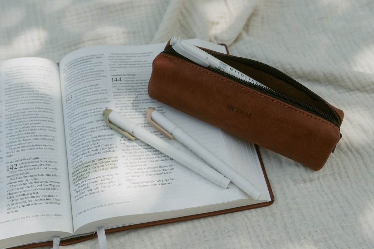Wildleder-Etui mit Sconi-Prägung - Sconi Bibel