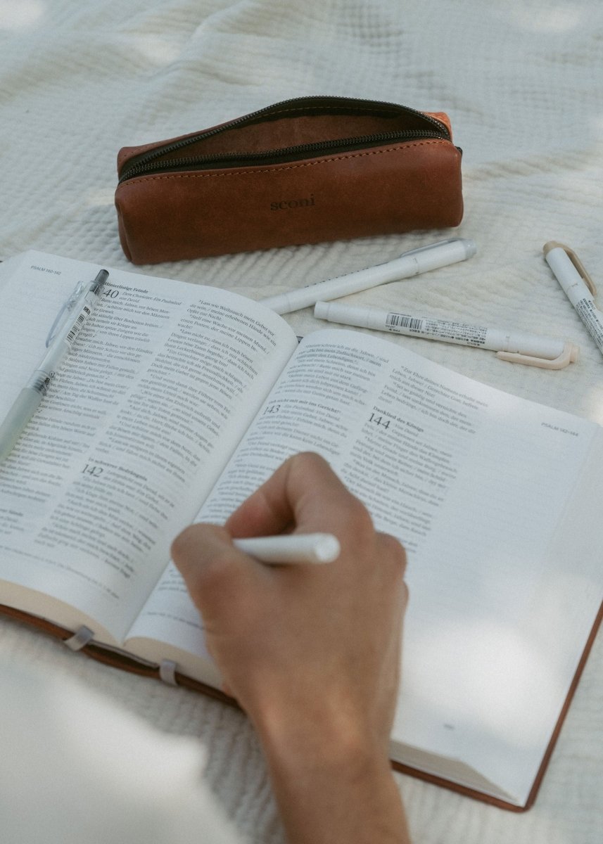 Wildleder-Etui mit Sconi-Prägung - Sconi Bibel